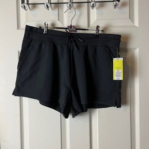 48. All in motion 2x shorts with pockets